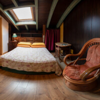 Habitación buhardilla con techos de madera en el Hotel Rural Luna del Valle