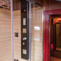 Columna de ducha con chorros de hidromasaje en baño moderno de hotel rural