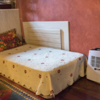 Habitación matrimonial con paredes de tonos cálidos en suite de hotel rural